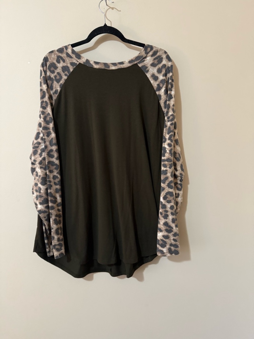 Zenana Outfitters Olive and Leopard Raglan Long Sleeve Top. PTP 27. Never Worn.